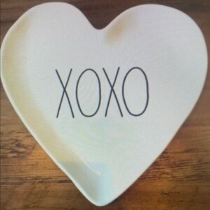 RAE DUNN AUTHENTIC HEART PLATE - XOXO
